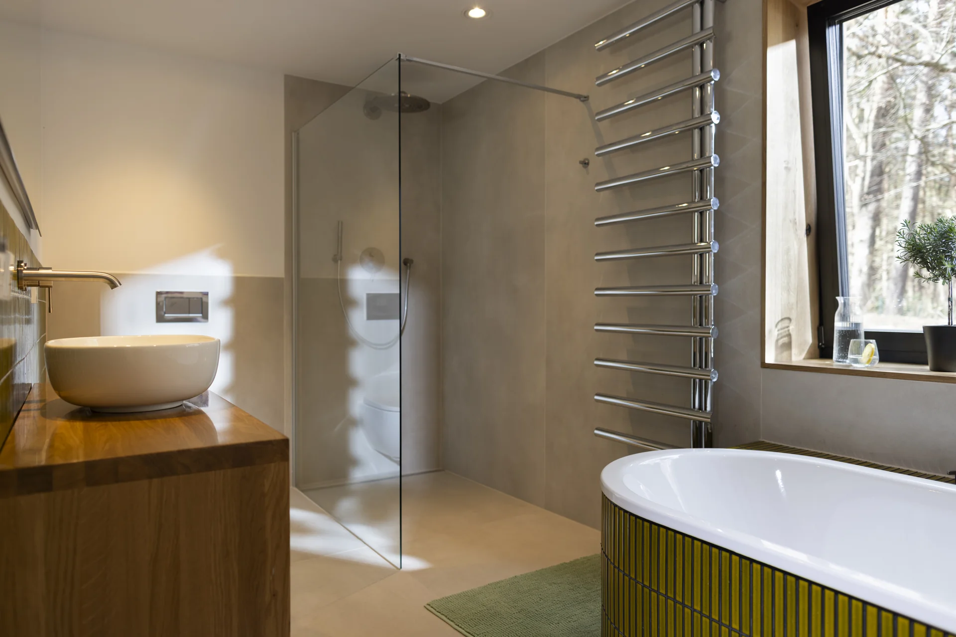 Bad mit Dusche und Wanne