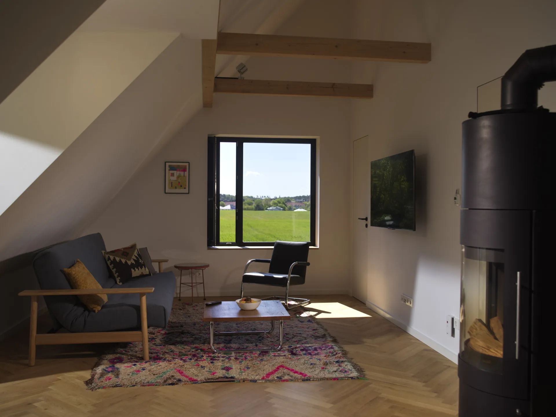 Wohnbereich mit Kamin im Dachgeschoss