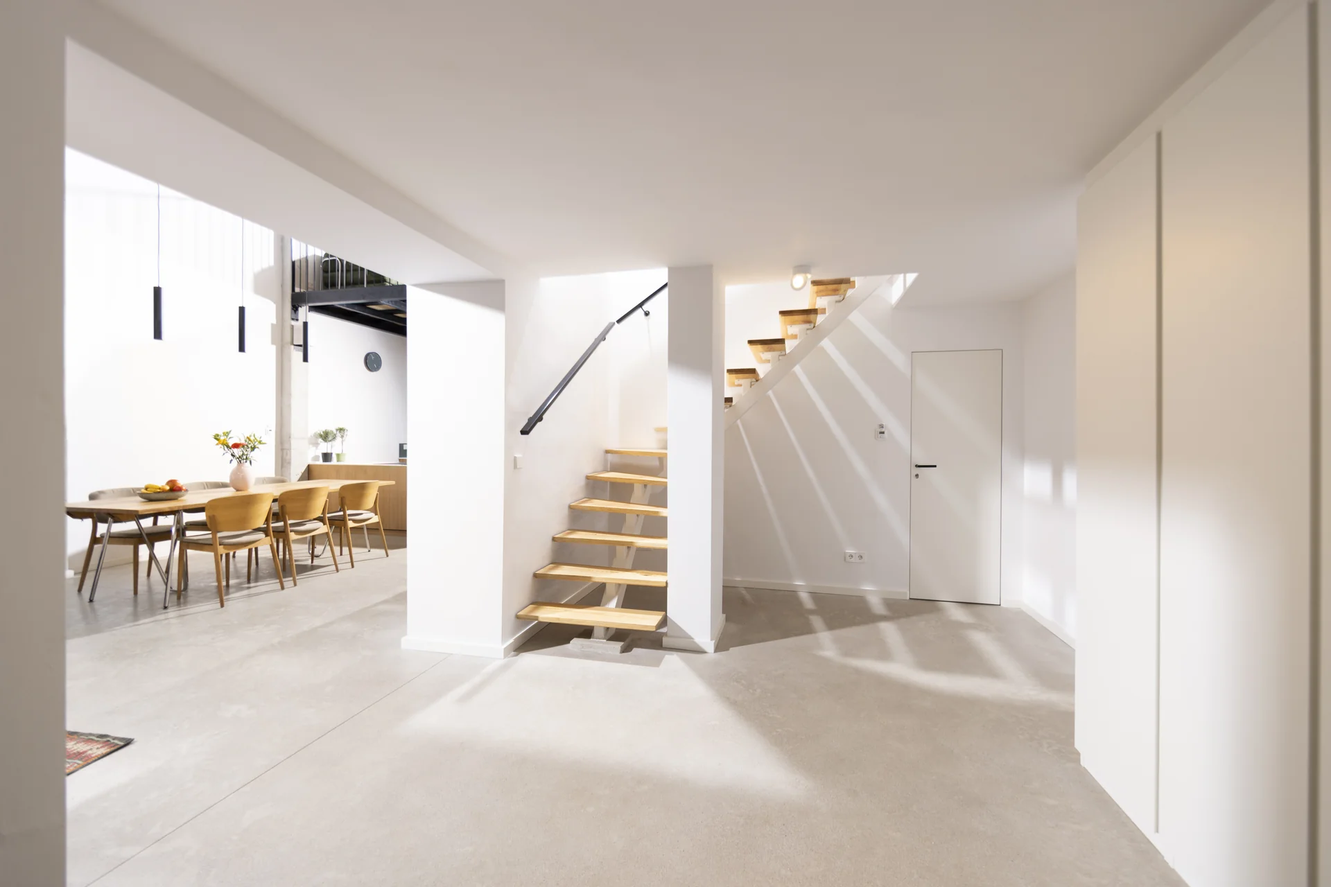 Eingangsbereich mit Treppe und Einbauschränken
