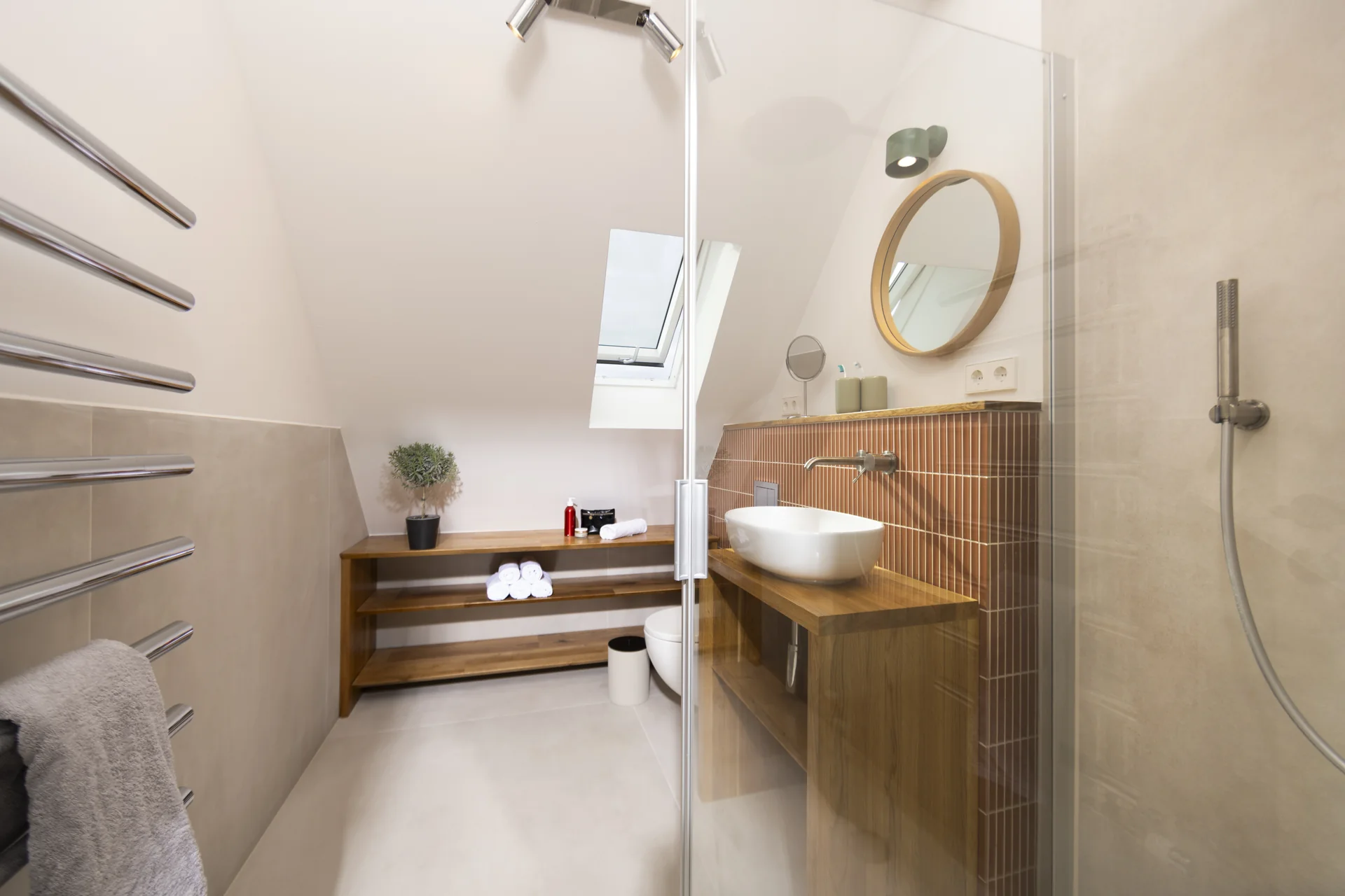 Bad mit Dusche im Dachgeschoss