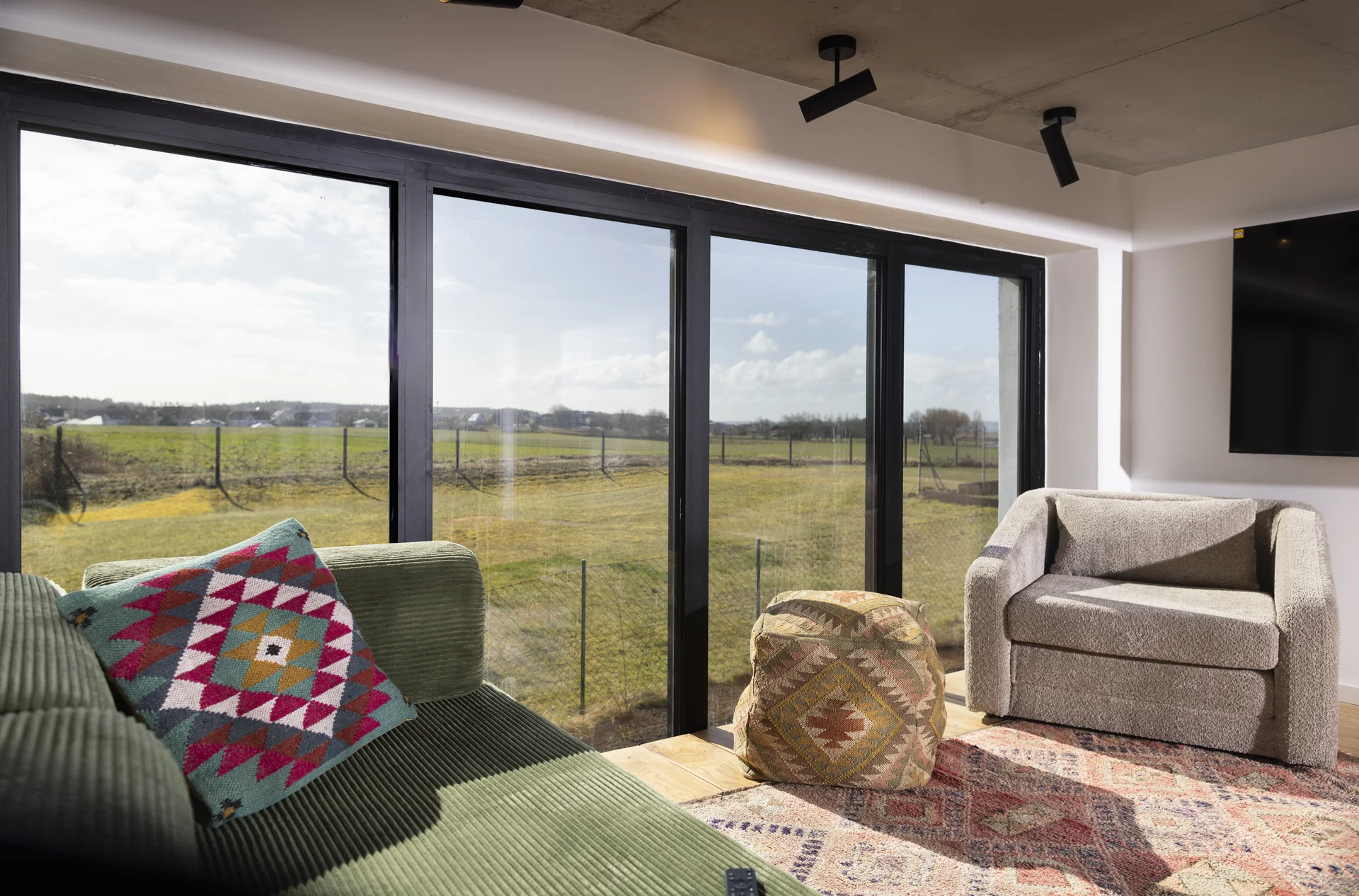Galerie mit Sofa und Blick aufs Feld