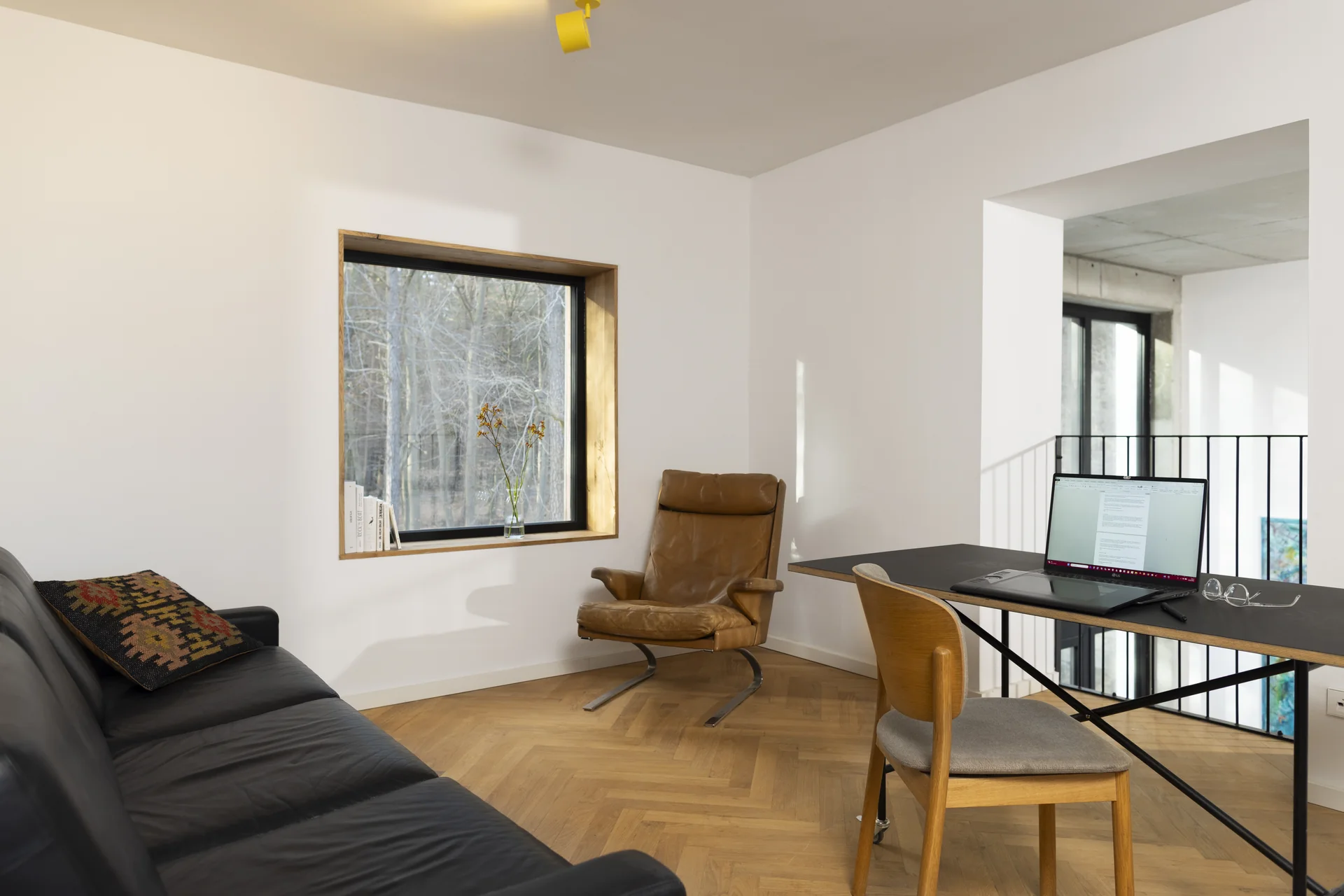 Arbeitsplatz am Fenster zur Galerie
