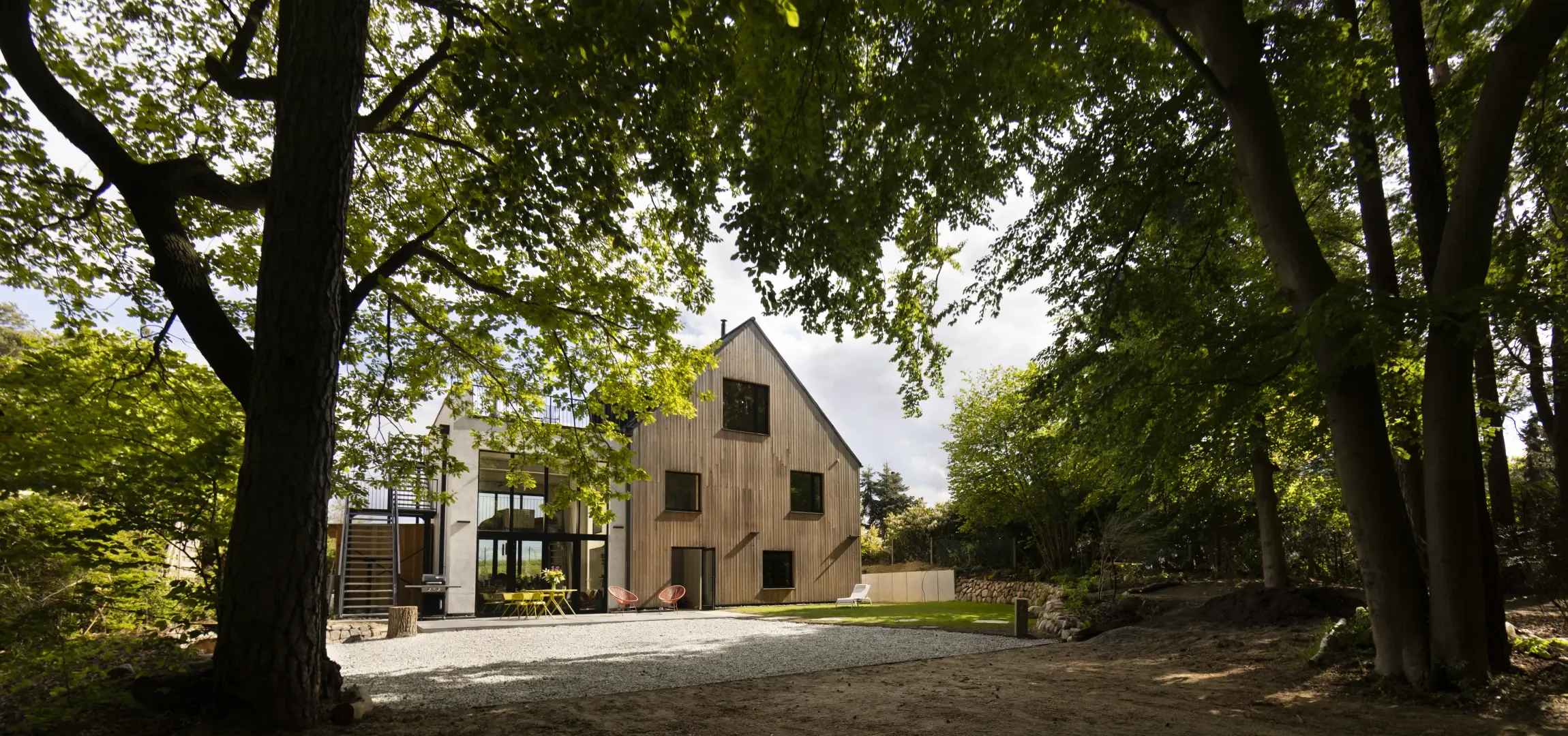 Achterhain — Haus am Wald, zwischen Bäumen
